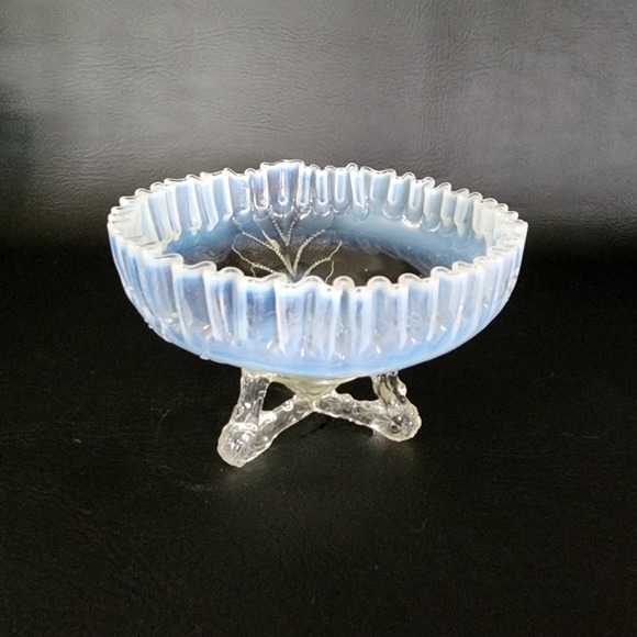Dugan Winter Cabbage White Opalescent Ruffled Glass 3 Toed Footed Console Bowl - Picture 10 of 12